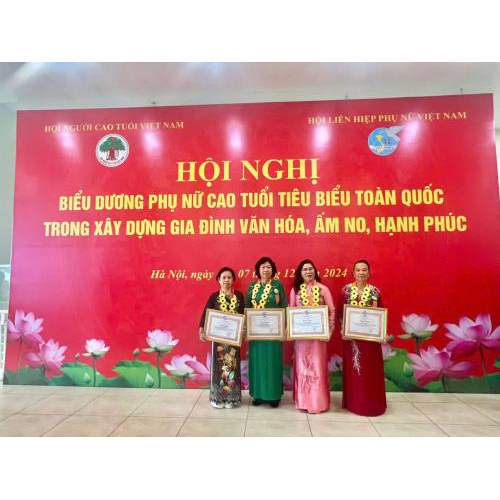 Tỏa Sáng Vẻ Đẹp Tâm Hồn - Cô Nguyễn Hoàng Hoa Và Khoảnh Khắc Nhận Thưởng Đầy Ý Nghĩa Tại “Hội Nghị Biểu Dương Phụ Nữ Cao Tuổi Toàn Quốc”